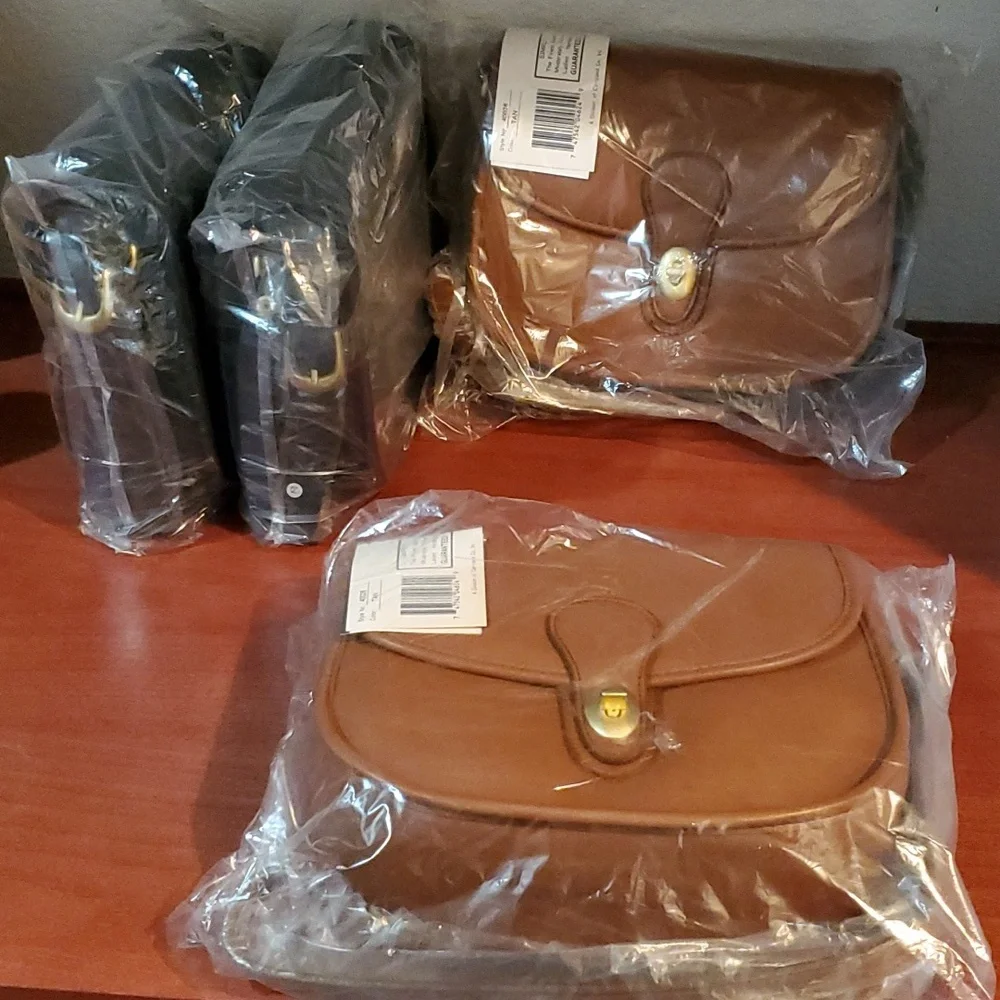 🔥 Medium Crossbody Purse Black and Tan available - Picture 3 of 5